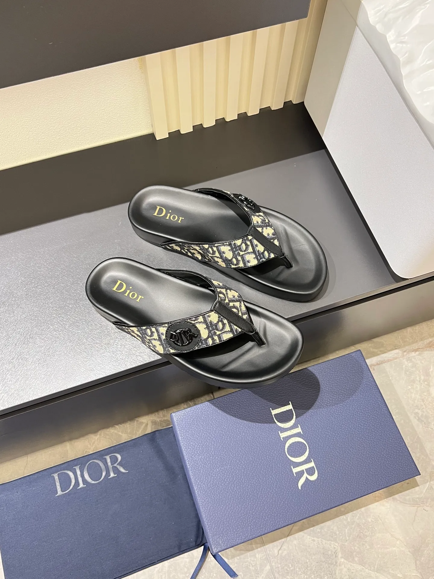 Men's men's shoes 💰p300 Size 38-45 Dior Dior's latest H-Town series Oblique thick sole slippers sandals Original purchase development and production This Dior H-Town sandals pay tribute to the classic logo of sports style and highlight Dior's high-end spirit. Crafted from black rubber with a beige and black Oblique printed upper, it's accentuated with tonal calfskin details. The rubber sole incorporates a variety of elements and is embellished with the Dior logo for a refined, futuristic look. Can be worn with shorts or jeans. Comes with exquisite packaging at the counter 🛍📦 ▪️ Fabric: Original customized imported Oblique embroidery ▪️ Lining: Imported soft sheepskin ▪️ Sole: Original molded ultra-light foam material ▪️ Bottom thickness: 4CM